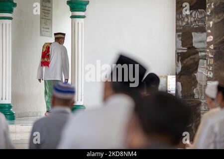 Menschen in der Moschee in Süd-Jakarta am vergangenen freitag von Ramadhan. Indonesi feiert Eid al-Fitr am 2.. Mai 2022 in Jakarta, am 29. April 2022. (Foto von Donal Husni/NurPhoto) Stockfoto