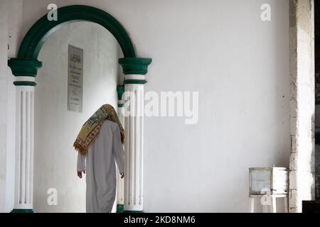 Menschen in der Moschee in Süd-Jakarta am vergangenen freitag von Ramadhan. Indonesi feiert Eid al-Fitr am 2.. Mai 2022 in Jakarta, am 29. April 2022. (Foto von Donal Husni/NurPhoto) Stockfoto