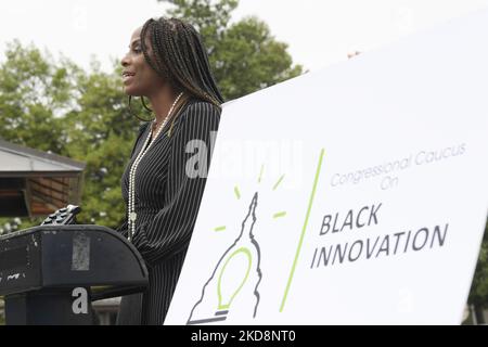 DIE US-Kongressabgeordnete Stacey Plaskett (D-VI-01) gibt heute auf einer Pressekonferenz im 26 House Triangle/Capitol Hill in Washington DC, USA, das Gesetz zur Schwarzen Innovation bekannt 2022. (Foto von Lenin Nolly/NurPhoto) Stockfoto