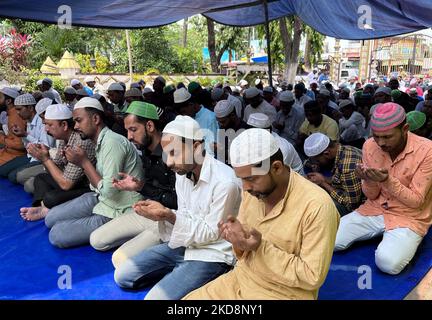 Am 29. April 2022 halten Muslime in einer Moschee in Guwahati, Assam, Indien, Namaz (Gebete) am Freitag ab. (Foto von David Talukdar/NurPhoto) Stockfoto