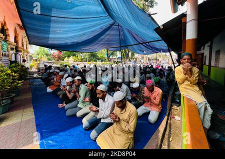 Am 29. April 2022 halten Muslime in einer Moschee in Guwahati, Assam, Indien, Namaz (Gebete) am Freitag ab. (Foto von David Talukdar/NurPhoto) Stockfoto