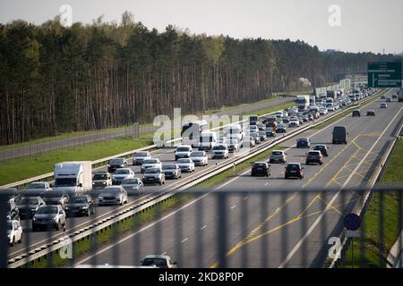 Stau auf dem Expressway S2 (Warsaw Southern Bypass) in Warschau, Polen am 29. April 2022. Vor dem langen Wochenende (aufgrund von Feiertagen am 1. Und 3. Mai) begannen intensive Abfahrten aus der Stadt und die Hinflugrouten waren verstopft. (Foto von Mateusz Wlodarczyk/NurPhoto) Stockfoto