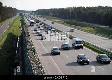 Stau auf dem Expressway S2 (Warsaw Southern Bypass) in Warschau, Polen am 29. April 2022. Vor dem langen Wochenende (aufgrund von Feiertagen am 1. Und 3. Mai) begannen intensive Abfahrten aus der Stadt und die Hinflugrouten waren verstopft. (Foto von Mateusz Wlodarczyk/NurPhoto) Stockfoto