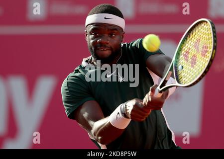 Frances Tiafoe aus den USA gibt am 29. April 2022 beim Tennisturnier der Millennium Estoril Open ATP 250 beim Clube de Tenis do Estoril in Cascais, Portugal, einen Ball an Alejandro Davidovich Fokina aus Spanien zurück. (Foto von Pedro FiÃºza/NurPhoto) Stockfoto