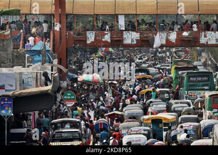 Am 29. April 2022 treffen sich Menschen auf den Märkten, um im Vorfeld Eid-UL-Fitr in Dhaka, Bangladesch, einzukaufen. (Foto von Syed Mahamudur Rahman/NurPhoto) Stockfoto