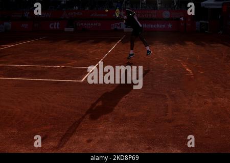 Frances Tiafoe aus den USA gibt am 29. April 2022 beim Tennisturnier der Millennium Estoril Open ATP 250 beim Clube de Tenis do Estoril in Cascais, Portugal, einen Ball an Alejandro Davidovich Fokina aus Spanien zurück. (Foto von Pedro FiÃºza/NurPhoto) Stockfoto