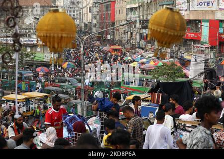 Am 29. April 2022 treffen sich Menschen auf den Märkten, um im Vorfeld Eid-UL-Fitr in Dhaka, Bangladesch, einzukaufen. (Foto von Syed Mahamudur Rahman/NurPhoto) Stockfoto