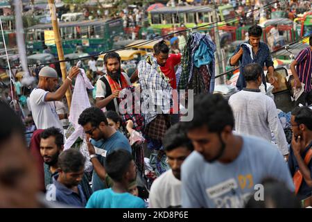 Am 29. April 2022 treffen sich Menschen auf den Märkten, um im Vorfeld Eid-UL-Fitr in Dhaka, Bangladesch, einzukaufen. (Foto von Syed Mahamudur Rahman/NurPhoto) Stockfoto