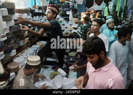 Am 29. April 2022 treffen sich Menschen auf den Märkten, um im Vorfeld Eid-UL-Fitr in Dhaka, Bangladesch, einzukaufen. (Foto von Syed Mahamudur Rahman/NurPhoto) Stockfoto