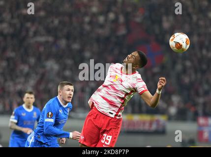 Benjamin Henrichs von RB Leipzig führt den Ball während RB Leipzig gegen den Rangers FC, UEFA Europa League Halbfinale in der Red Bull Arena, Leipzig, Deutschland am 28. April 2022 an. (Foto von Ulrik Pedersen/NurPhoto) Stockfoto