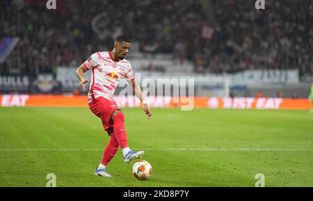 Benjamin Henrichs von RB Leipzig führt den Ball während RB Leipzig gegen den Rangers FC, UEFA Europa League Halbfinale in der Red Bull Arena, Leipzig, Deutschland am 28. April 2022 an. (Foto von Ulrik Pedersen/NurPhoto) Stockfoto