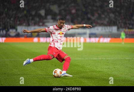 Benjamin Henrichs von RB Leipzig führt den Ball während RB Leipzig gegen den Rangers FC, UEFA Europa League Halbfinale in der Red Bull Arena, Leipzig, Deutschland am 28. April 2022 an. (Foto von Ulrik Pedersen/NurPhoto) Stockfoto