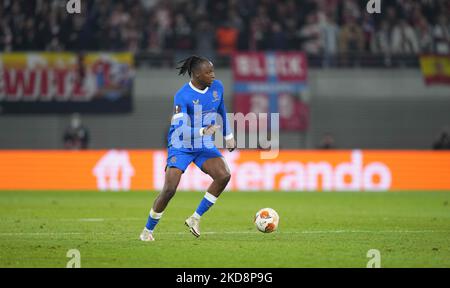 Joe Aribo vom Rangers FC kontrolliert den Ball während RB Leipzig gegen den Rangers FC, UEFA Europa League Halbfinale in der Red Bull Arena, Leipzig, Deutschland am 28. April 2022. (Foto von Ulrik Pedersen/NurPhoto) Stockfoto