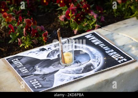 Am 29. April 2022 liegt bei einer Mahnwache am Gebäude des Obersten Gerichtshofs in Washington, D.C. ein Schild für den Umweltaktivisten Wynn Alan Bruce auf dem Boden, der sich in der Woche vor dem Obersten Gerichtshof selbstverbrennend, um auf die Klimakrise aufmerksam zu machen. (Foto von Bryan Olin Dozier/NurPhoto) Stockfoto