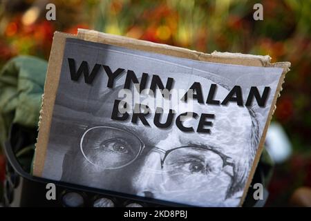 Am 29. April 2022 liegt bei einer Mahnwache am Gebäude des Obersten Gerichtshofs in Washington, D.C. ein Schild für den Umweltaktivisten Wynn Alan Bruce auf dem Boden, der sich in der Woche vor dem Obersten Gerichtshof selbstverbrennend, um auf die Klimakrise aufmerksam zu machen. (Foto von Bryan Olin Dozier/NurPhoto) Stockfoto