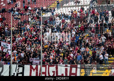 Reggina-Fans beim Spiel Reggina 1914 gegen Como 1907 in der italienischen Fußballserie B am 30. April 2022 im Stadio Oreste Granillo in Reggio Calabria, Italien (Foto: Valentina Giannettoni/LiveMedia/NurPhoto) Stockfoto