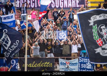 Fans von como während des italienischen Fußballspiel der Serie B Reggina 1914 gegen Como 1907 am 30. April 2022 im Stadio Oreste Granillo in Reggio Calabria, Italien (Foto: Valentina Giannettoni/LiveMedia/NurPhoto) Stockfoto