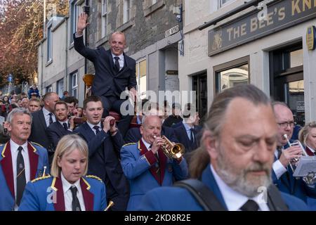 Selkirk, Freitag, 29. April 2022. Adam Nichol, neu ernannter Royal Burgh Standard Bearer für 2022, wird von seinen Begleitern, die ihn während des Selkirk Common Riding 2022 unterstützen, durch die Straßen von Selkirk getragen. Adam, 27, gebürtiger Selkirk, Ein Souter, wird am Freitag, den 17.. Mai 2022, die Flagge oder den Standard des Royal Burgh von Selkirk tragen. (Bild Rob Gray) (Foto von Rob Gray/NurPhoto) Stockfoto