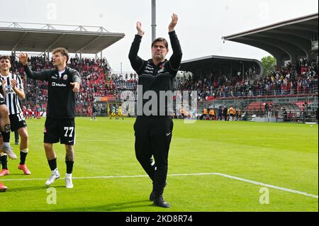 Trainer andrea sottil (Ascoli) begrüßt die Fans während des italienischen Fußballspiel Serie B US Cremonese gegen Ascoli Calcio am 30. April 2022 im Stadio Giovanni Zini in Cremona, Italien (Foto: Alessio Tarpini/LiveMedia/NurPhoto) Stockfoto