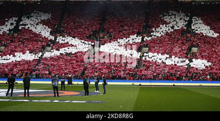 Fans von West Ham United halten Flaggen hoch, um Hammers-Flaggen während des Halbfinales der Europaliga 1. zwischen West Ham United und Eintracht Frankfurt am London Stadium, London, UK, 28.. April 2022 (Foto by Action Foto Sport/NurPhoto) Stockfoto