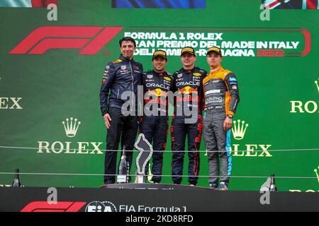 Max Verstappen aus Holland fährt den (1) Oracle Red Bull Racing RB18 Red Bull RBPTH001, Sergio Perez aus Mexiko fährt den (11) Oracle Red Bull Racing RB18 Red Bull RBPTH001, Daniel Ricciardo aus Australien fährt den (3) McLaren F1 Team MCL36 Mercedes-AMG F1 M13 auf dem Podium während des Rolex Gran Premio Del Made in Italy und Dell'Emilia-Romagna F1 am 22. Und 24. April 2022 in Imola, Italien. (Foto von Alessio Morgese/NurPhoto) Stockfoto