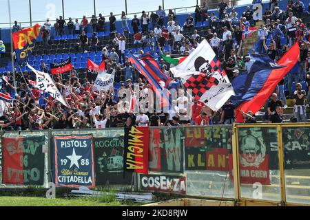 Fans von Cosenza beim Spiel der italienischen Fußball-Serie B AC Pisa gegen Cosenza Calcio am 30. April 2022 in der Arena Garibaldi in Pisa, Italien (Foto von Gabriele Masotti/LiveMedia/NurPhoto) Stockfoto