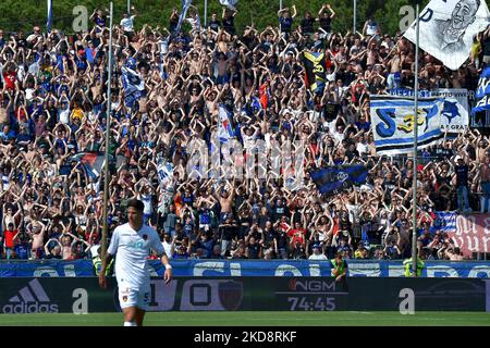 Fans von Pisa beim Spiel der italienischen Fußball-Serie B AC Pisa gegen Cosenza Calcio am 30. April 2022 in der Arena Garibaldi in Pisa, Italien (Foto von Gabriele Masotti/LiveMedia/NurPhoto) Stockfoto