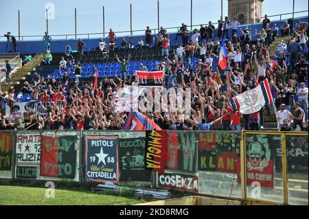 Fans von Cosenza beim Spiel der italienischen Fußball-Serie B AC Pisa gegen Cosenza Calcio am 30. April 2022 in der Arena Garibaldi in Pisa, Italien (Foto von Gabriele Masotti/LiveMedia/NurPhoto) Stockfoto