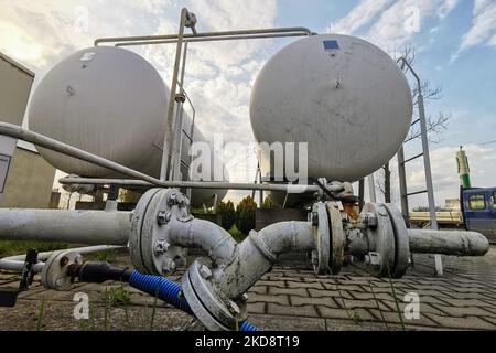 Rohre, Ventile und Tanks mit Flüssiggas sind am 28. April 2022 an der Tankstelle in Czulowek, Polen, zu sehen. Nachdem Russland wochenlang damit gedroht hatte, die Erdgasströme in europäische Länder, die nicht in Rubel zahlen, zu unterschneiden, hat Russland die Zuflüsse nach Polen und Bulgarien offiziell gestoppt. (Foto von Beata Zawrzel/NurPhoto) Stockfoto
