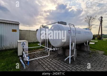 Rohre, Ventile und Tanks mit Flüssiggas sind am 28. April 2022 an der Tankstelle in Czulowek, Polen, zu sehen. Nachdem Russland wochenlang damit gedroht hatte, die Erdgasströme in europäische Länder, die nicht in Rubel zahlen, zu unterschneiden, hat Russland die Zuflüsse nach Polen und Bulgarien offiziell gestoppt. (Foto von Beata Zawrzel/NurPhoto) Stockfoto