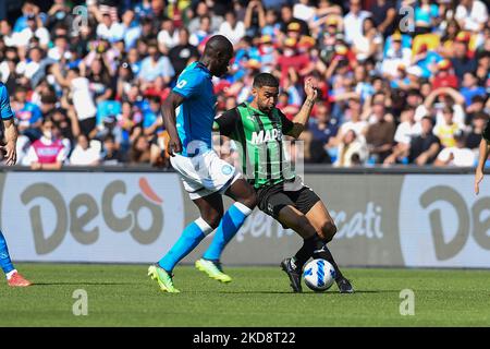 Gregoire Defrel von US Sassuolo konkurriert um den Ball mit Kalidou Koulibaly von SSC Napoli während der Serie A Spiel zwischen SSC Napoli und US Sassuolo im Stadio Diego Armando Maradona Neapel Italien am 30. April 2022. (Foto von Franco Romano/NurPhoto) Stockfoto