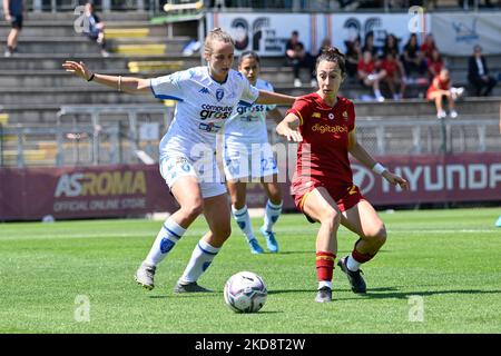 Paloma Lazaro (AS Roma Women) Margherita Brscic (Empoli Ladies) während des Women's Italian Cup 2021/22-Matches zwischen AS Roma und Empoli Ladies am 30. April 2022 im Tre Fontane-Stadion. (Foto von Fabrizio Corragetti/LiveMedia/NurPhoto) Stockfoto