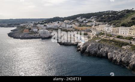 Eine Drohnenansicht der Stadt Santa Cesarea Terme, Italien, am 4. April 2022. Die Stadt Santa Cesarea liegt an der Küste am Eingang der Straße von Otranto, an einem Teil der Küste, der bis zum Meer hinuntergeht, und ist eines der größten Thermalbäder im Salento. (Foto von Manuel Romano/NurPhoto) Stockfoto