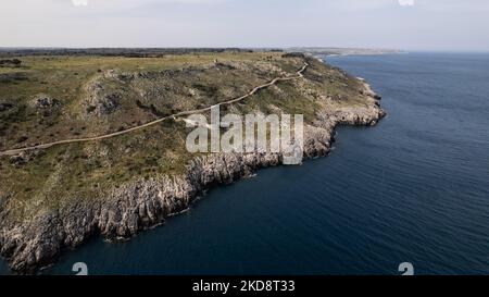 Eine Drohnenansicht der adriaküste in der Nähe der Stadt Santa Cesarea Terme, Italien, am 4. April 2022. Die Stadt Santa Cesarea liegt an der Küste am Eingang der Straße von Otranto, an einem Teil der Küste, der bis zum Meer hinuntergeht, und ist eines der größten Thermalbäder im Salento. (Foto von Manuel Romano/NurPhoto) Stockfoto