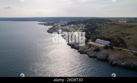 Eine Drohnenansicht der Stadt Santa Cesarea Terme, Italien, am 4. April 2022. Die Stadt Santa Cesarea liegt an der Küste am Eingang der Straße von Otranto, an einem Teil der Küste, der bis zum Meer hinuntergeht, und ist eines der größten Thermalbäder im Salento. (Foto von Manuel Romano/NurPhoto) Stockfoto