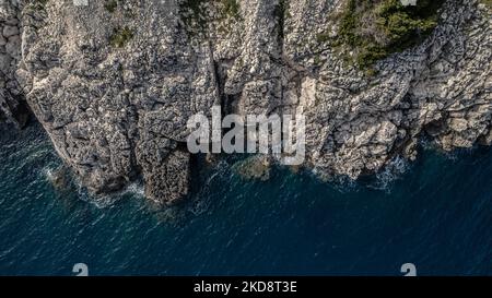 Eine Drohnenansicht der adriaküste in der Nähe der Stadt Santa Cesarea Terme, Italien, am 4. April 2022. Die Stadt Santa Cesarea liegt an der Küste am Eingang der Straße von Otranto, an einem Teil der Küste, der bis zum Meer hinuntergeht, und ist eines der größten Thermalbäder im Salento. (Foto von Manuel Romano/NurPhoto) Stockfoto