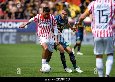 Alessio Da Cruz von Vicenza im Einsatz gegen Alexis Blins von Lecce während des Spiels der italienischen Fußball-Serie B LR Vicenza gegen US Lecce am 30. April 2022 im Romeo Menti Stadion in Vicenza, Italien (Foto: Ettore Griffoni/LiveMedia/NurPhoto) Stockfoto