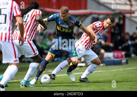 Lecces Alexis Bling in Aktion beim Spiel der italienischen Fußball-Serie B LR Vicenza gegen US Lecce am 30. April 2022 im Romeo Menti Stadion in Vicenza, Italien (Foto: Ettore Griffoni/LiveMedia/NurPhoto) Stockfoto