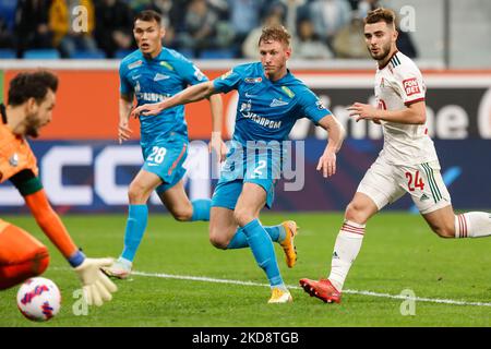 Nuraly Alip (28) und Dmitri Chistyakov (2) von Zenit St. Petersburg im Kampf gegen Marinato Guilherme und Maksim Nenakhov (24) von Lokomotiv Moskau während des Spiels der russischen Premier League zwischen dem FC Zenit Sankt Petersburg und dem FC Lokomotiv Moskau am 30. April 2022 in der Gazprom Arena in Sankt Petersburg, Russland. (Foto von Mike Kireev/NurPhoto) Stockfoto