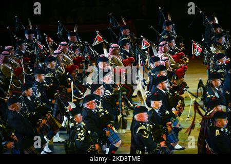 Zum 25.-jährigen Jubiläum von Virginia International Tattoo treten Hunderte von Mitgliedern von Militärbands und Bohrteams für ein Publikum in der SCOPE Arena in Nofolk, VA, am 28.. April 2022 auf. (Foto von Zach D Roberts/NurPhoto) Stockfoto