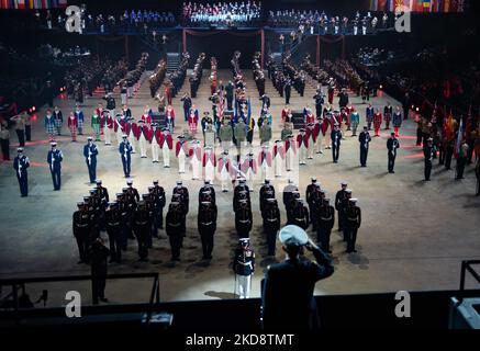 Zum 25.-jährigen Jubiläum von Virginia International Tattoo treten Hunderte von Mitgliedern von Militärbands und Bohrteams für ein Publikum in der SCOPE Arena in Nofolk, VA, am 28.. April 2022 auf. (Foto von Zach D Roberts/NurPhoto) Stockfoto