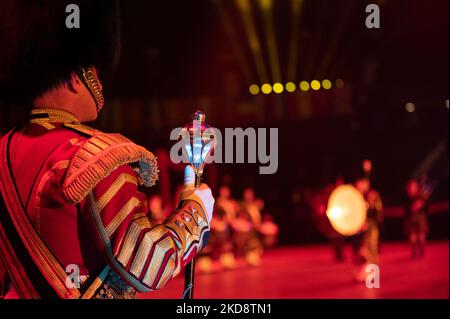 Zum 25.-jährigen Jubiläum von Virginia International Tattoo treten Hunderte von Mitgliedern von Militärbands und Bohrteams für ein Publikum in der SCOPE Arena in Nofolk, VA, am 28.. April 2022 auf. (Foto von Zach D Roberts/NurPhoto) Stockfoto