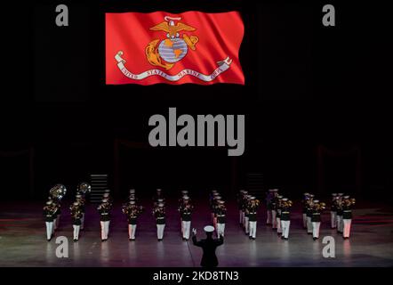 Zum 25.-jährigen Jubiläum von Virginia International Tattoo treten Hunderte von Mitgliedern von Militärbands und Bohrteams für ein Publikum in der SCOPE Arena in Nofolk, VA, am 28.. April 2022 auf. (Foto von Zach D Roberts/NurPhoto) Stockfoto