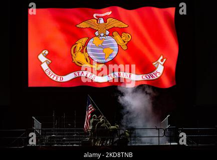 Zum 25.-jährigen Jubiläum von Virginia International Tattoo treten Hunderte von Mitgliedern von Militärbands und Bohrteams für ein Publikum in der SCOPE Arena in Nofolk, VA, am 28.. April 2022 auf. (Foto von Zach D Roberts/NurPhoto) Stockfoto