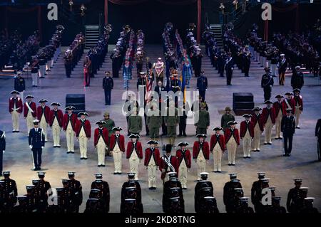 Zum 25.-jährigen Jubiläum von Virginia International Tattoo treten Hunderte von Mitgliedern von Militärbands und Bohrteams für ein Publikum in der SCOPE Arena in Nofolk, VA, am 28.. April 2022 auf. (Foto von Zach D Roberts/NurPhoto) Stockfoto