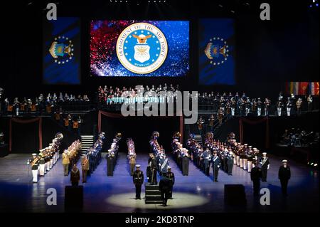 Zum 25.-jährigen Jubiläum von Virginia International Tattoo treten Hunderte von Mitgliedern von Militärbands und Bohrteams für ein Publikum in der SCOPE Arena in Nofolk, VA, am 28.. April 2022 auf. (Foto von Zach D Roberts/NurPhoto) Stockfoto