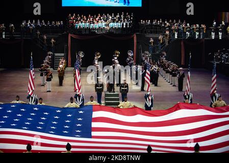 Zum 25.-jährigen Jubiläum von Virginia International Tattoo treten Hunderte von Mitgliedern von Militärbands und Bohrteams für ein Publikum in der SCOPE Arena in Nofolk, VA, am 28.. April 2022 auf. (Foto von Zach D Roberts/NurPhoto) Stockfoto