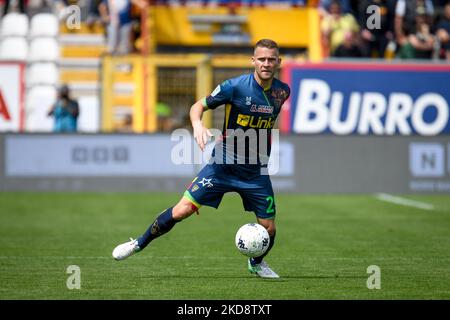 Lecces Alexis Bland-Porträt in Aktion während des Spiels der italienischen Fußball-Serie B LR Vicenza gegen US Lecce am 30. April 2022 im Romeo Menti-Stadion in Vicenza, Italien (Foto: Ettore Griffoni/LiveMedia/NurPhoto) Stockfoto