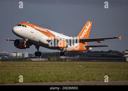 EasyJet Europe Airbus A319-Flugzeuge, wie sie während des Rollens, des Drehens und des Start-Flugs vom Flughafen Amsterdam Schiphol aus gesehen werden. Der A319 verfügt über die Registrierung OE-LQN. EasyJet ist eine britische multinationale Low-Cost-Airline-Gruppe mit Hauptsitz am Flughafen London Luton, während die easyJet Europe Airline GmbH mit einer Flotte von 127 Flugzeugen in Wien, Österreich, ihren Sitz hat. Die Luftfahrtindustrie erholt sich und steigt die Nachfrage, nachdem die Maßnahmen zur Coronavirus-Pandemie Covid-19 weltweit nachlassen. Amsterdam, Niederlande am 27. April 2022 (Foto von Nicolas Economou/NurPhoto) Stockfoto