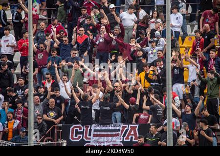 Reggina-Fans beim Spiel Reggina 1914 gegen Como 1907 in der italienischen Fußballserie B am 30. April 2022 im Stadio Oreste Granillo in Reggio Calabria, Italien (Foto: Valentina Giannettoni/LiveMedia/NurPhoto) Stockfoto